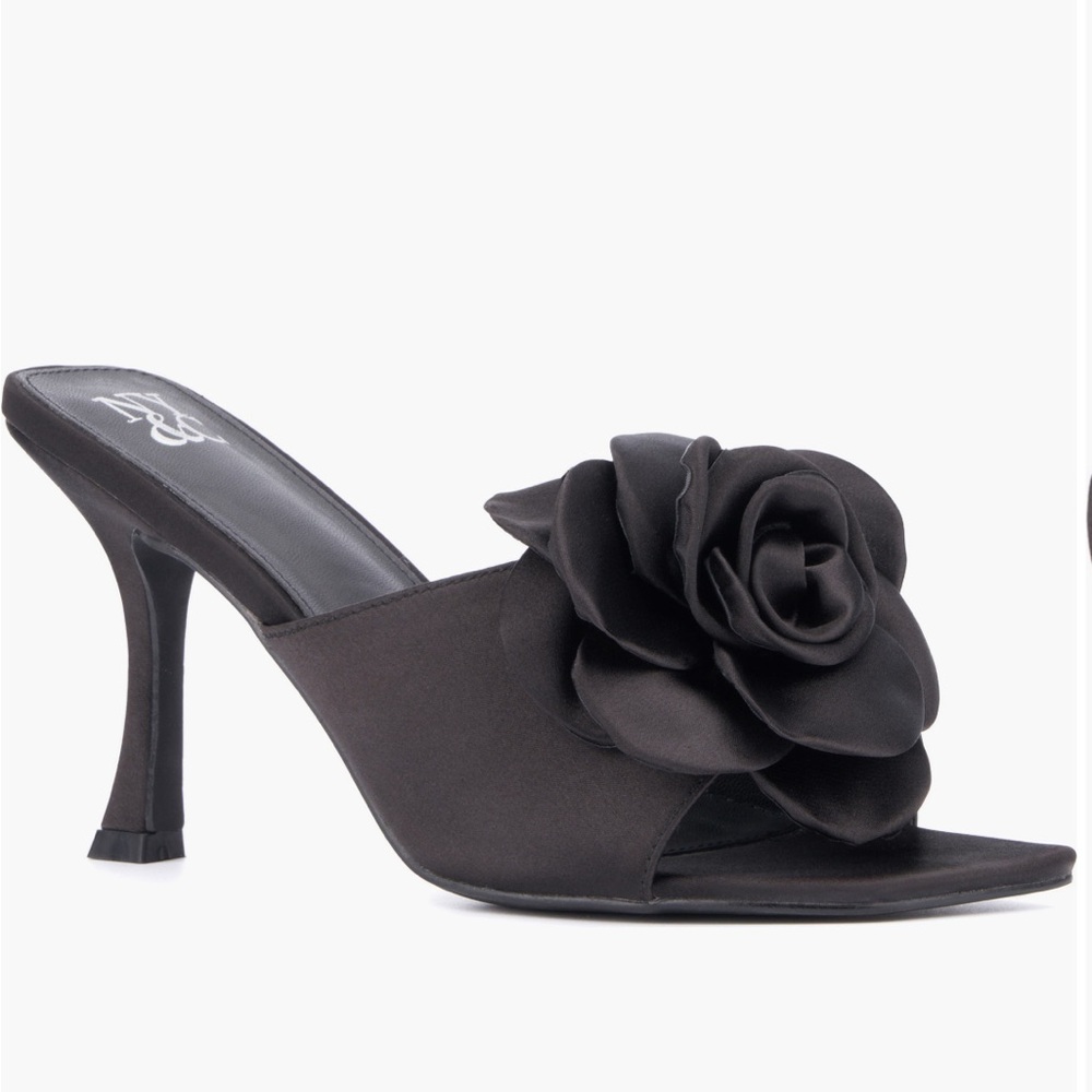 New York & Company gardenia flower sandal